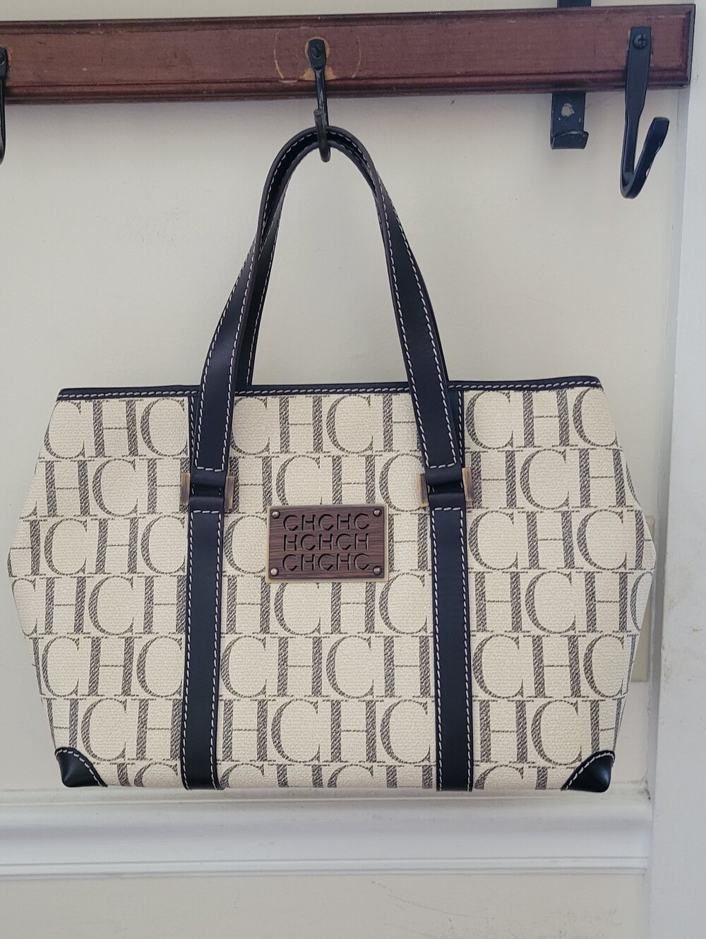 CAROLINA HERRERA Nwot Leather Logo Shoulder Bag